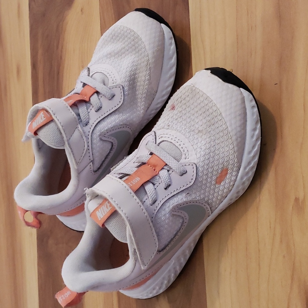 Nike revolution